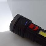 Akkumulátoros LED zseblámpa / vízálló, töltöttségjelzővel